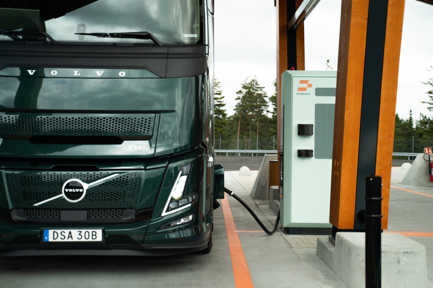 Milence-er-ffnet-dritte-MCS-Ladestation-diesmal-in-Schweden