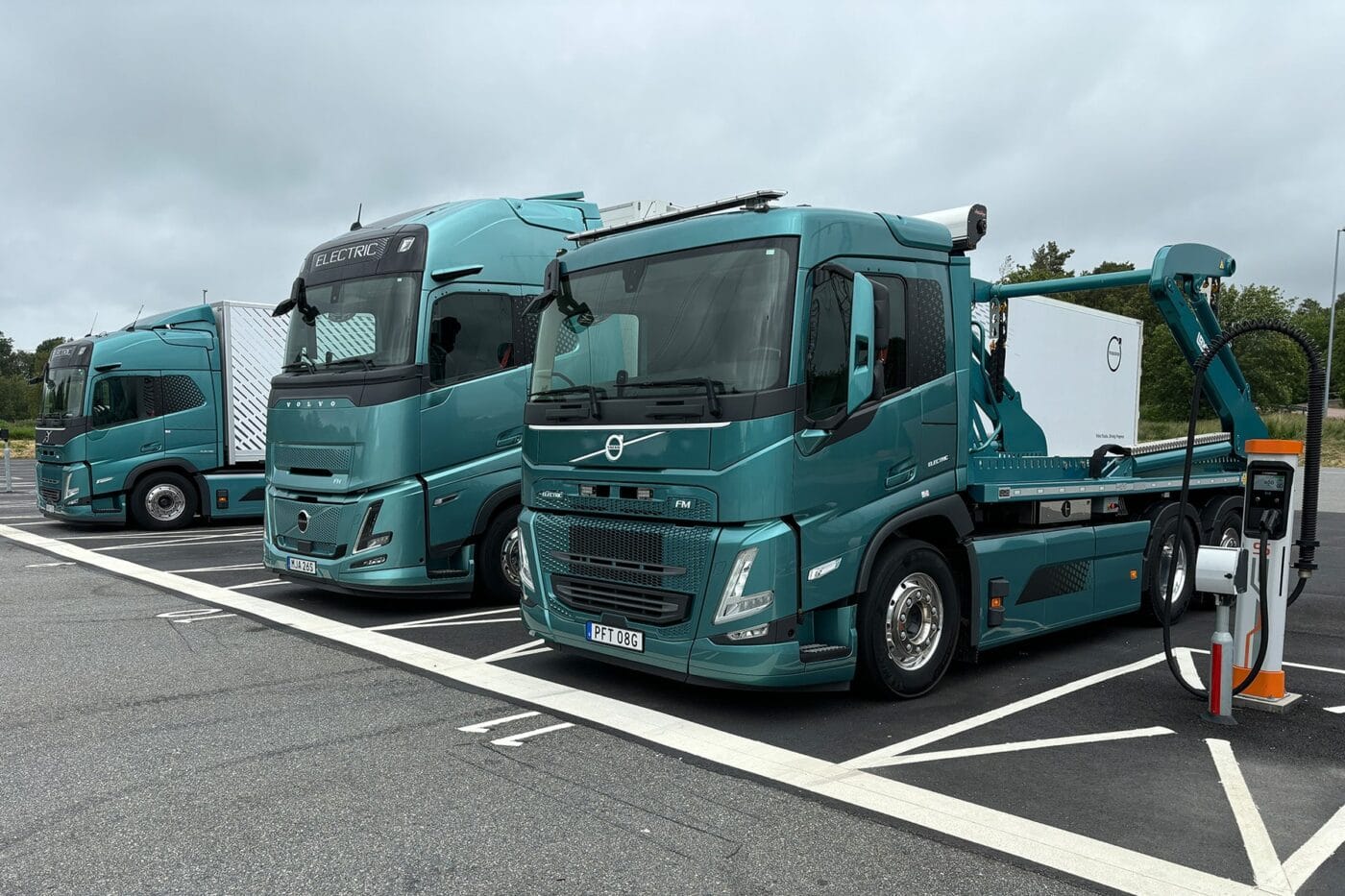 volvo trucks fm electric fh electric e lkw electric truck kempower ladestation charging station schweden sweden 2025 02 min