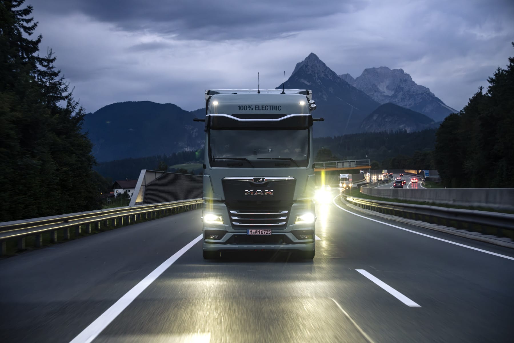 Feldversuch-von-MAN-Mit-dem-Elektro-Lkw-ber-den-n-chtlichen-Brenner