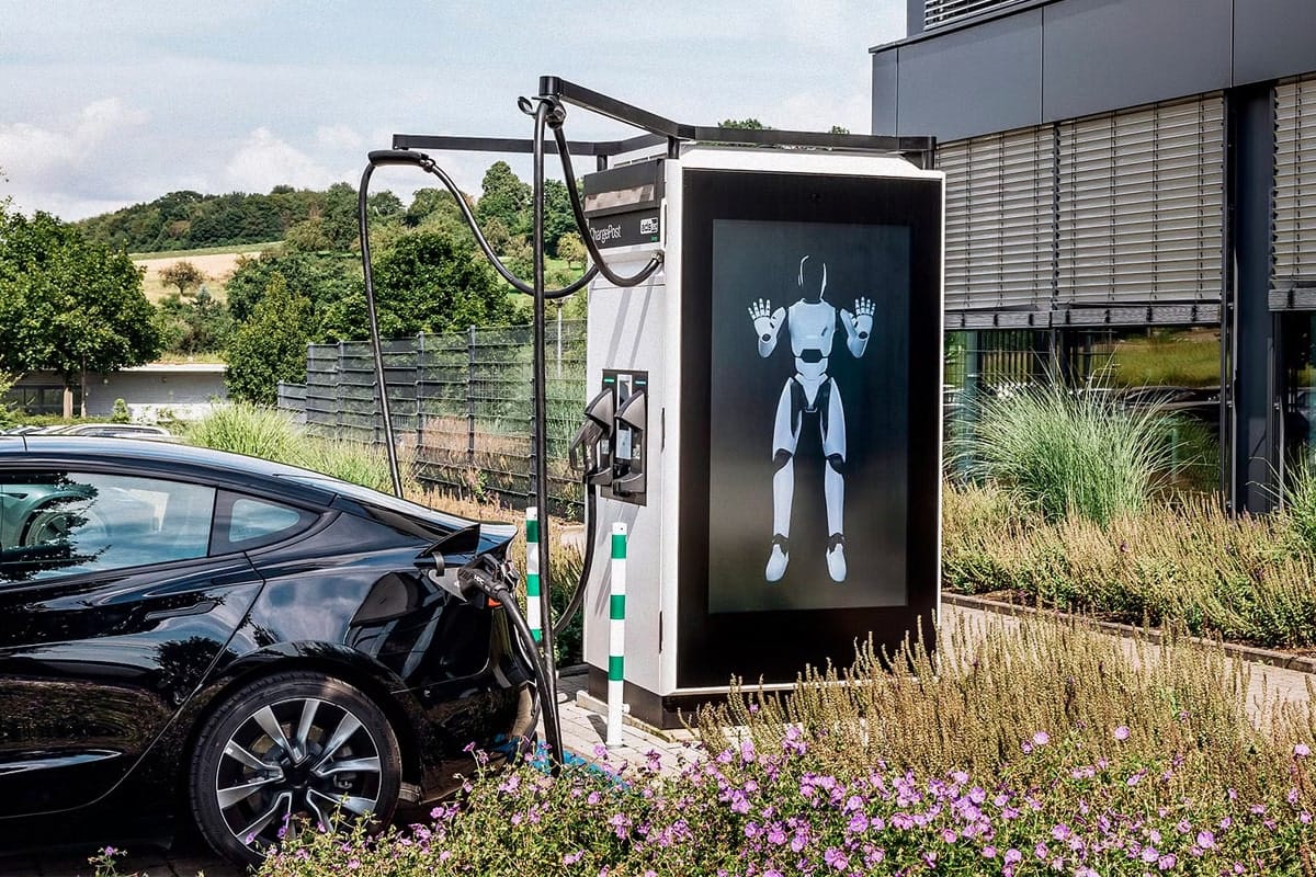 M-ller-setzt-auf-Schnelllader-mit-Batteriespeicher-von-ADS-TEC-Energy