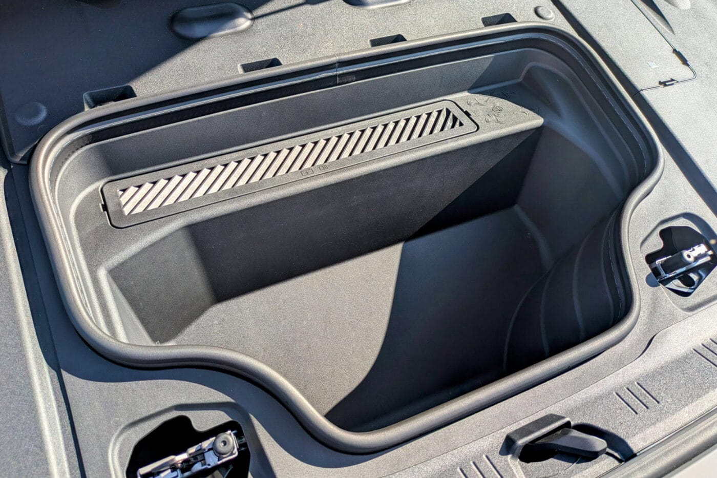 audi a6 avant e tron test cms 2025 13