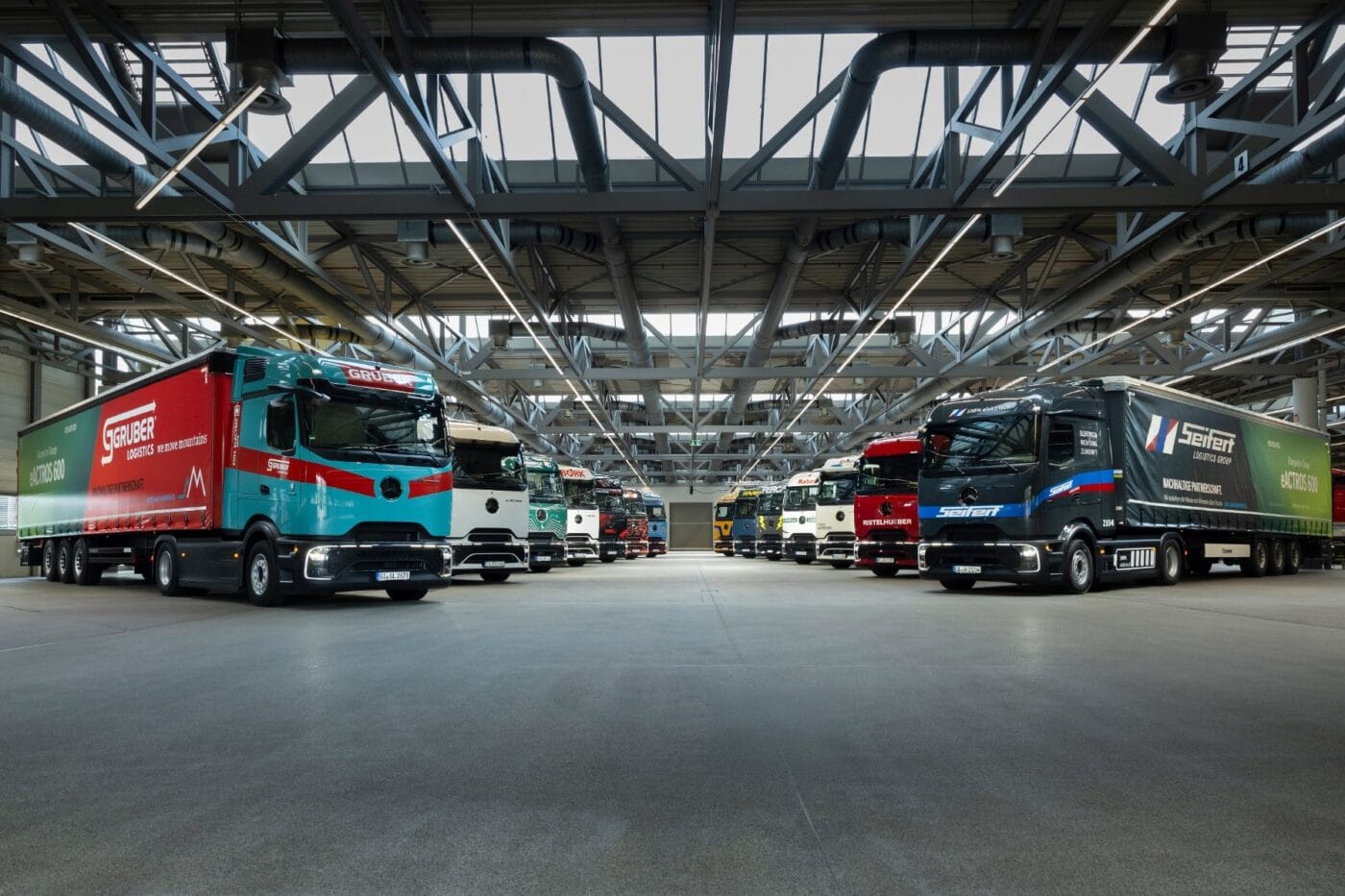 daimler truck mercedes benz eactros 600 e lkw electric truck 2025 001 min