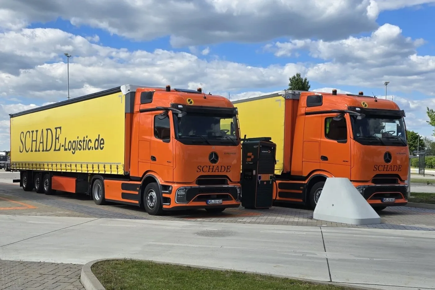 Daimler truck mercedes benz eactros e lkw electric truck milence ladestation charging station min