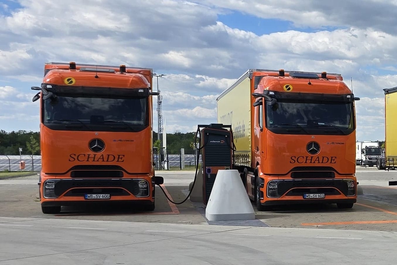 daimler truck mercedes benz eactros 600 e lkw electric truck milence ladestation charging station 2025 02 min