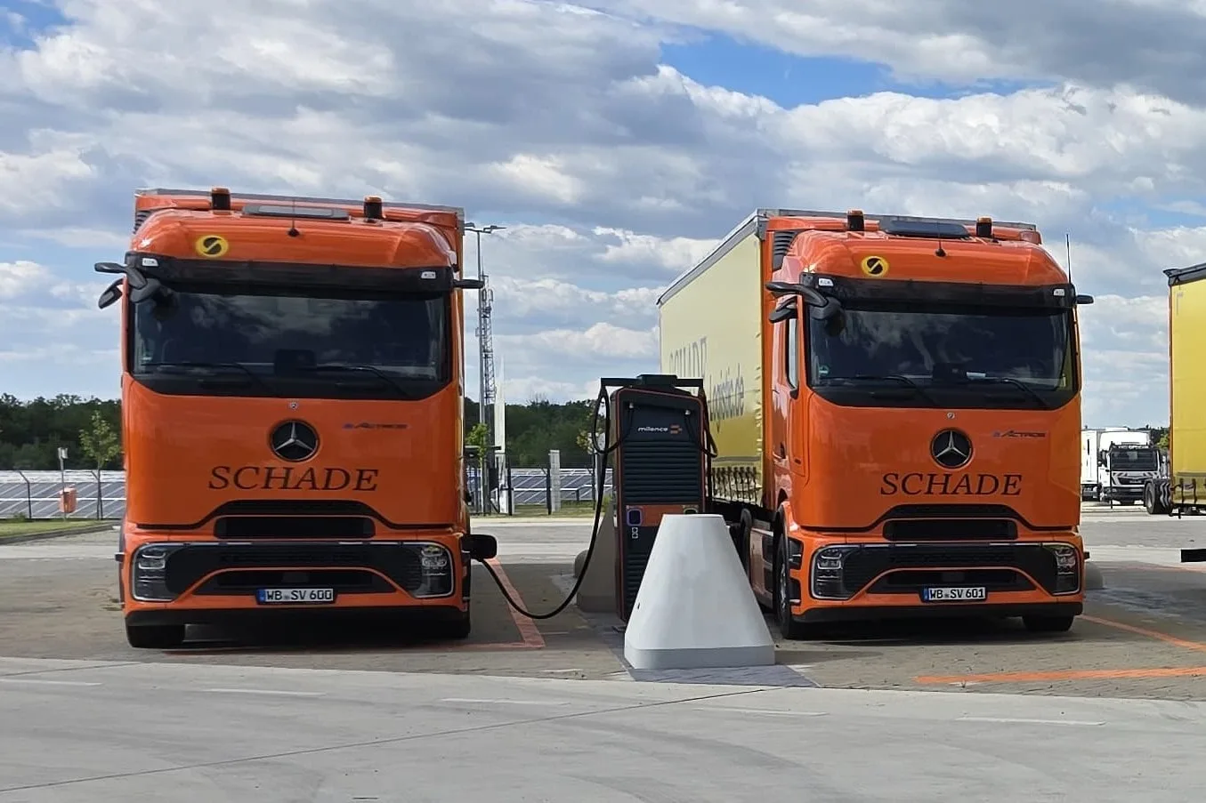 Daimler truck mercedes benz eactros e lkw electric truck milence ladestation charging station min