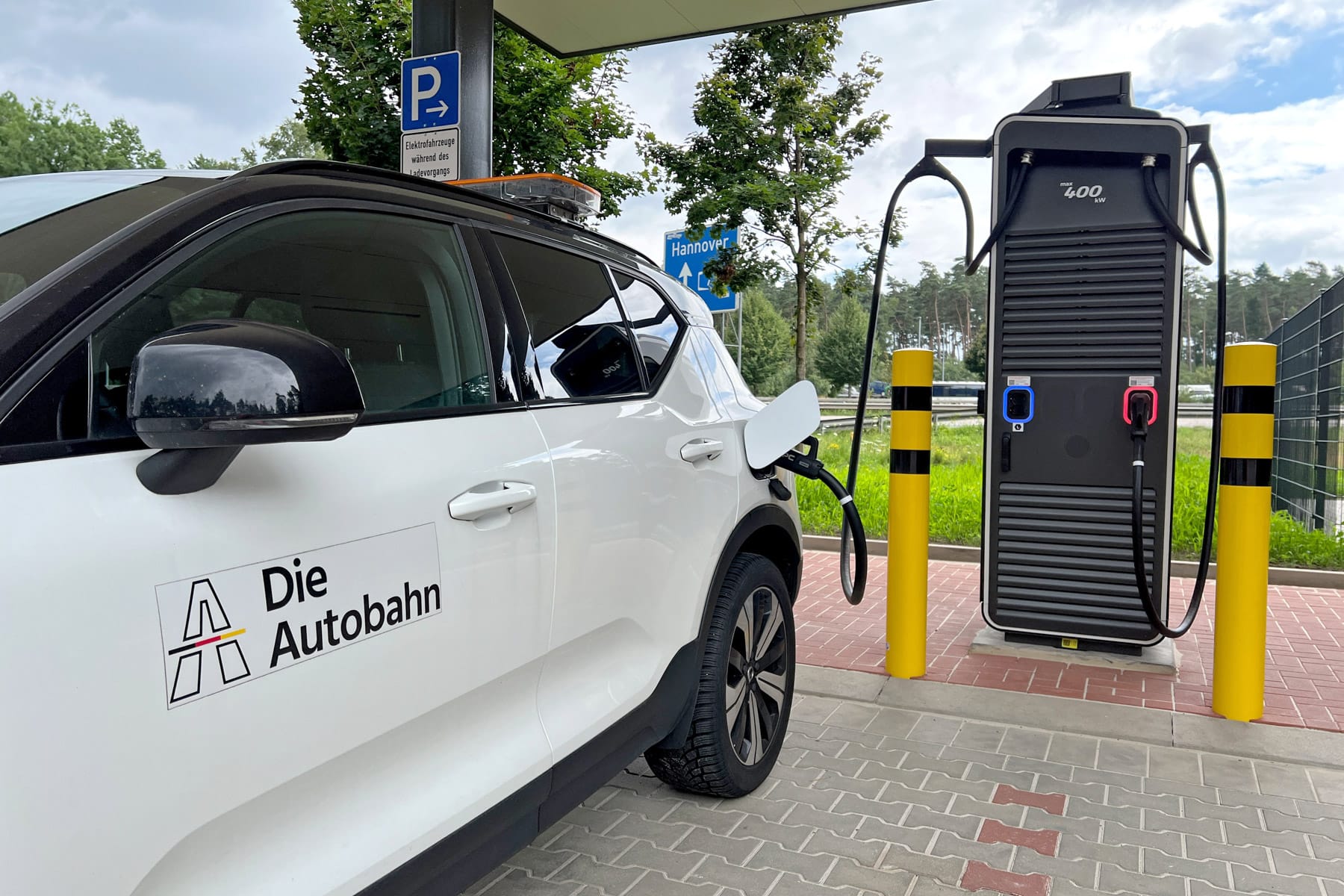 Deutschlandnetz-Erster-E-ON-Ladepark-an-der-Autobahn-am-Netz