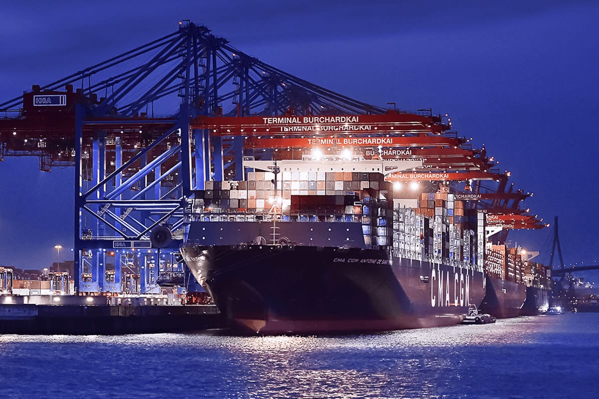 Hamburger hafen hhla containerschiff ship symbolbild neues format