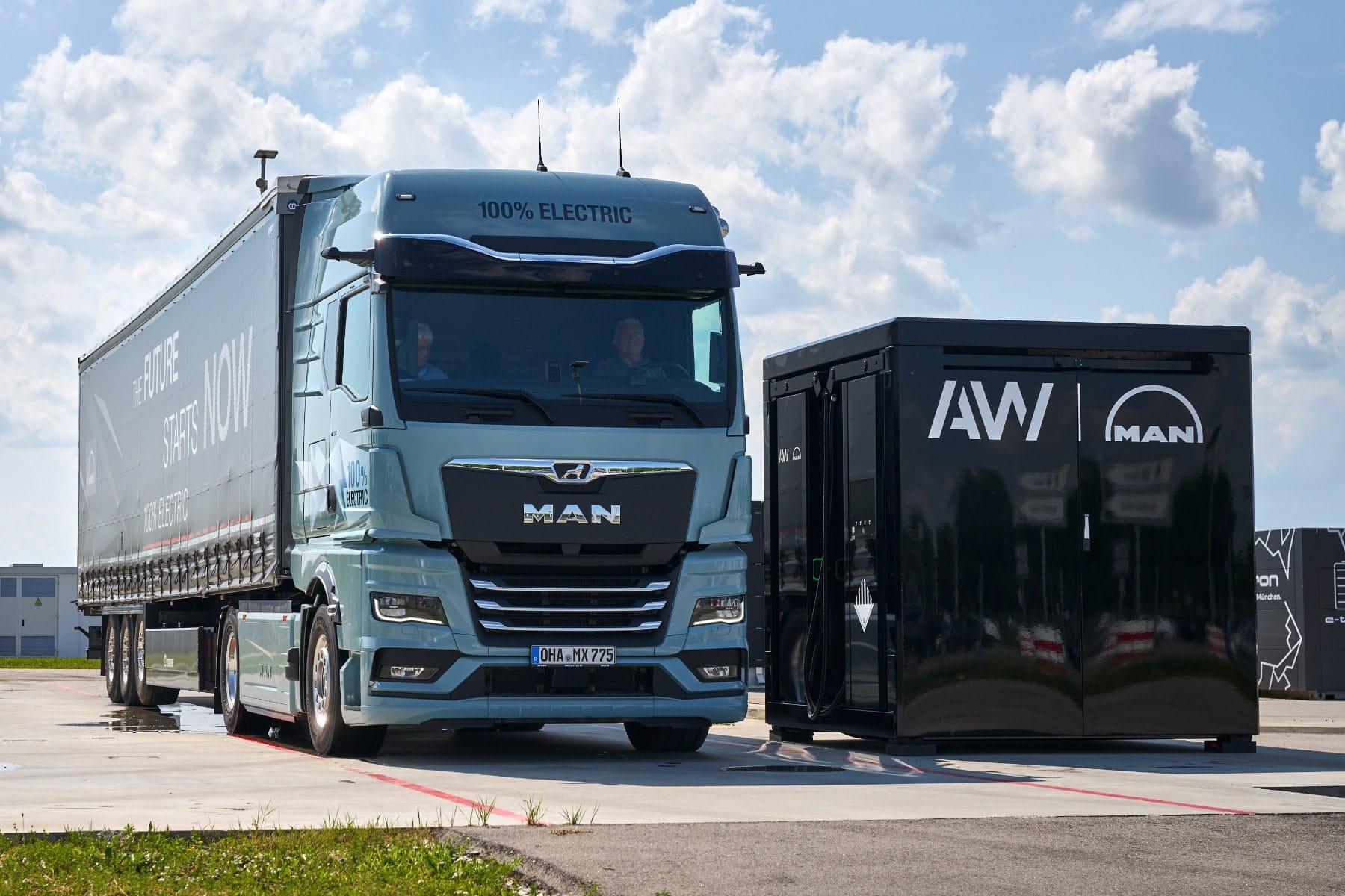 MAN-bietet-mobile-Batteriespeicher-und-Ladel-sung-f-r-E-Lkw-und-E-Busse