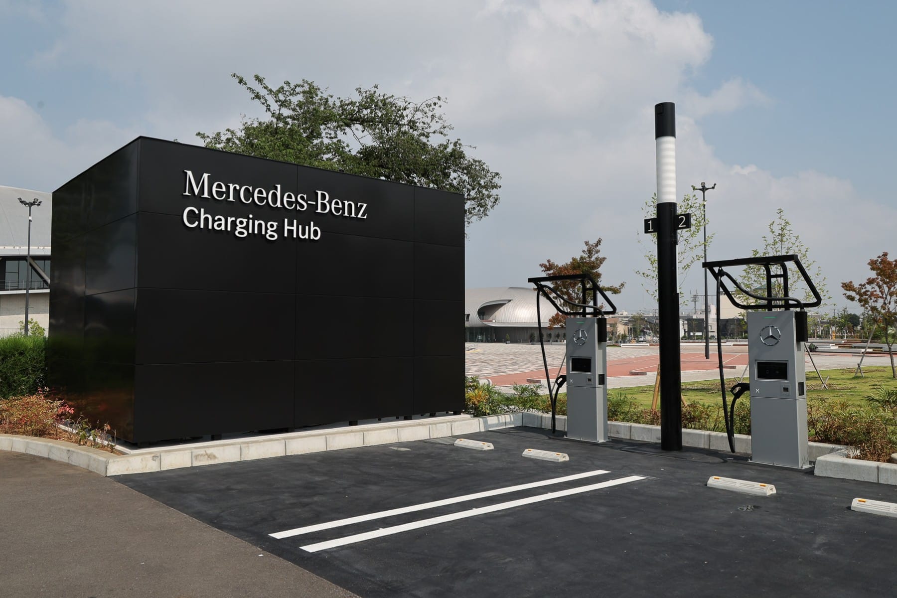 Mercedes-und-PowerX-er-ffnen-ersten-eigenen-Schnellladestandort-in-Japan