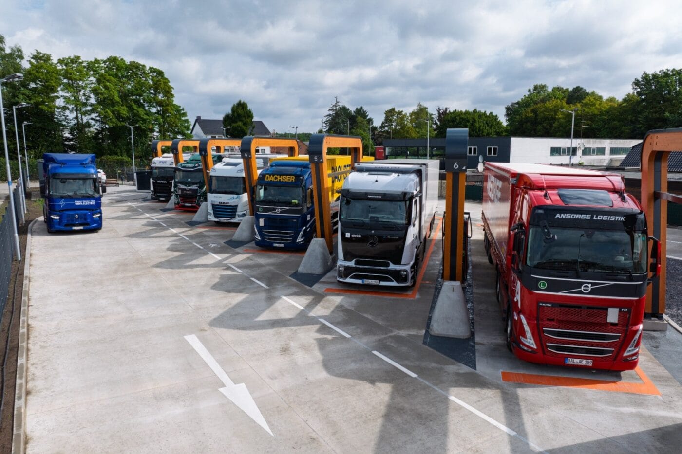 milence ladestation charging station e lkw electric trucks recklinghausen 2025 04 min