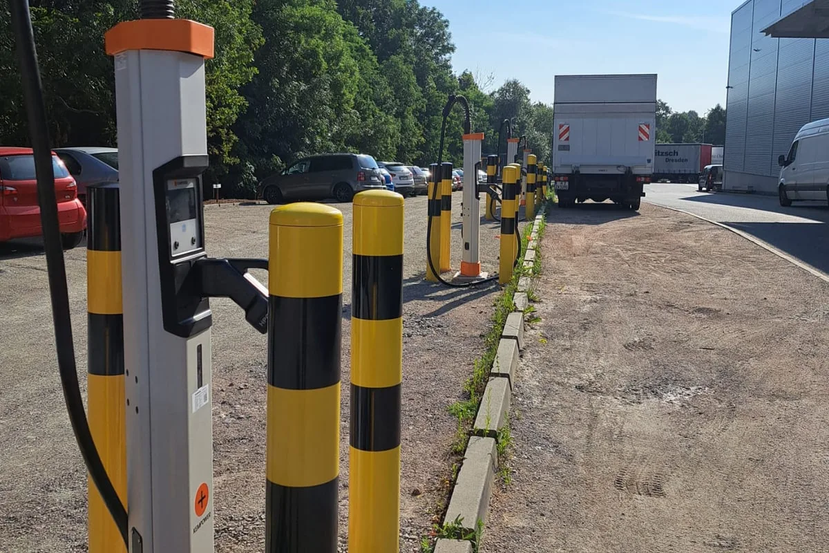 Spedition hanitzsch kempower ladestation charging station e lkw electric truck hintergrund background min