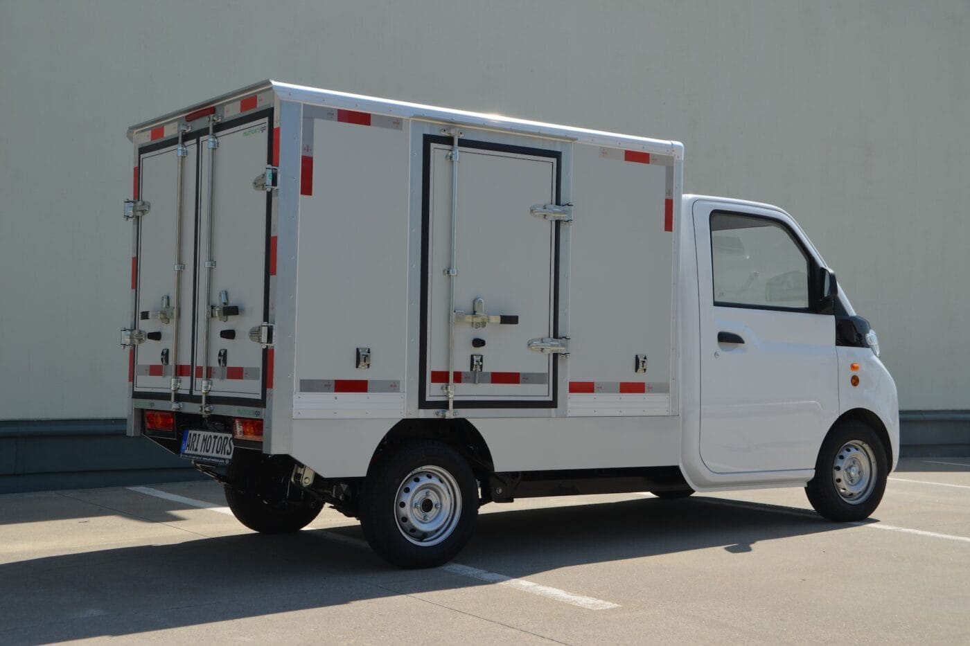 ari 458 pro elektrotransporter seitliche heckansicht