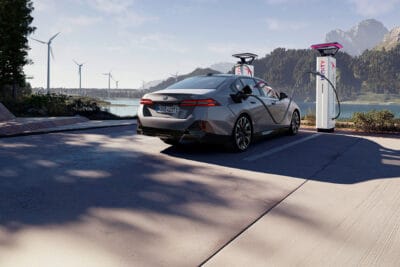 bmw i5 windrad ladesaeule ionity hpc hintergunrd background