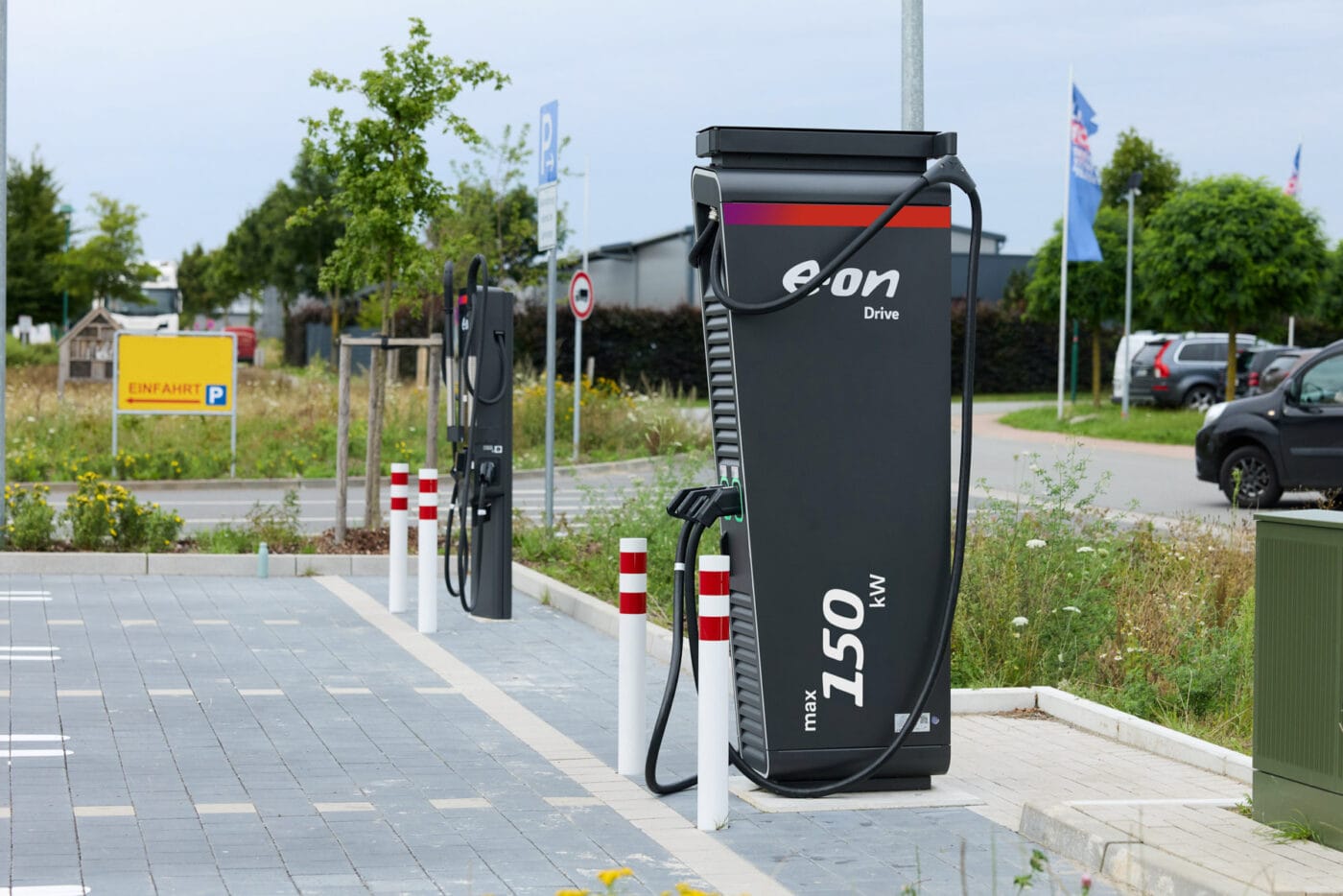 Eon ladesaeulen auf parkplatz