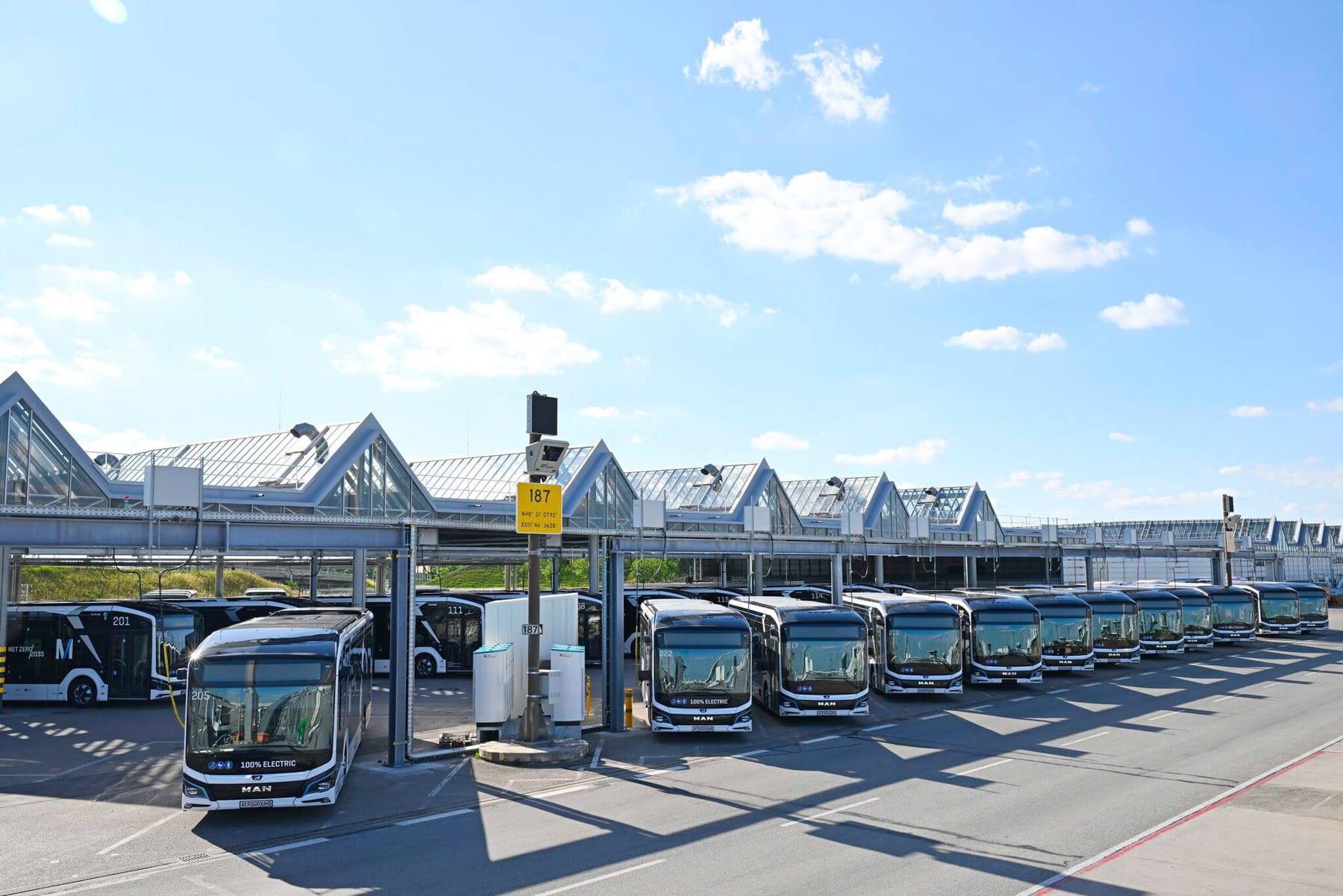 Flughafen-M-nchen-er-ffnet-E-Busdepot