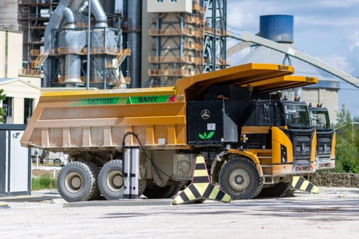 Holcim sany baumaschine ladestation offroad