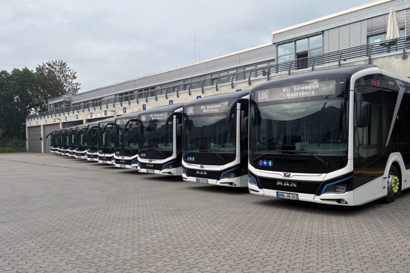 Zw-lf-E-Gelenkbusse-von-MAN-erreichen-Wolfsburg