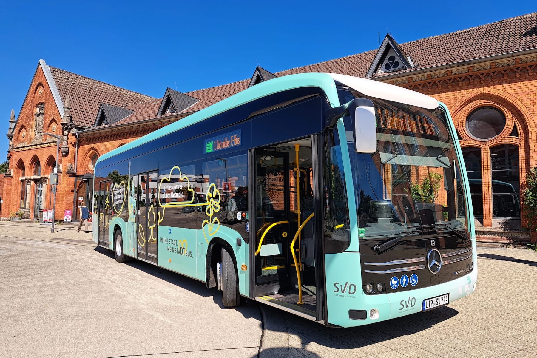 Detmold-nimmt-ersten-Elektrobus-in-Empfang