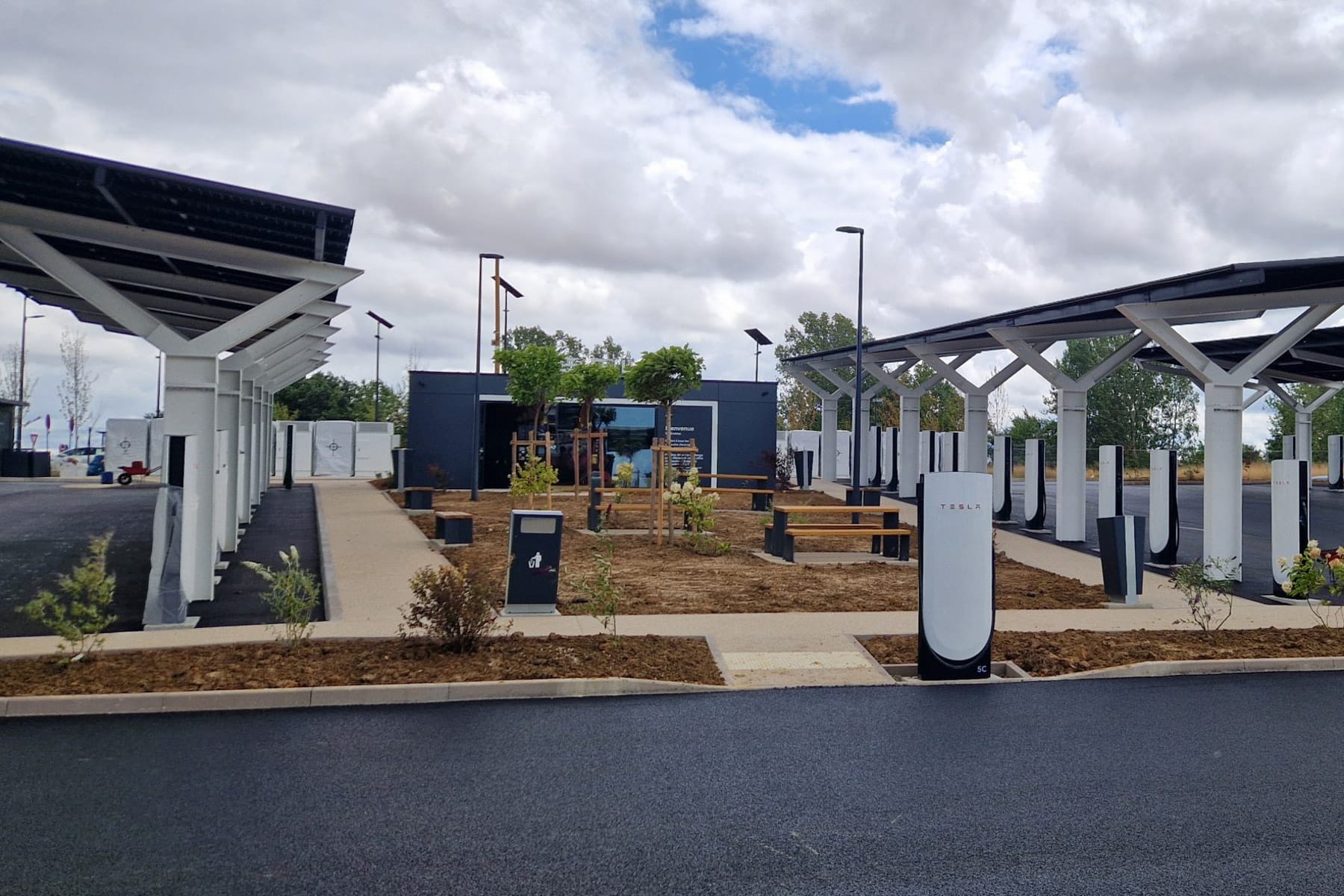Tesla-er-ffnet-weiteren-Supercharger-Standort-mit-BK-Lounge