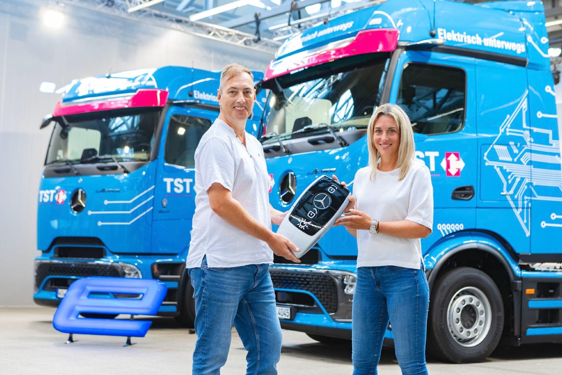 TST-nimmt-acht-E-Zugmaschinen-von-Daimler-Truck-in-Empfang