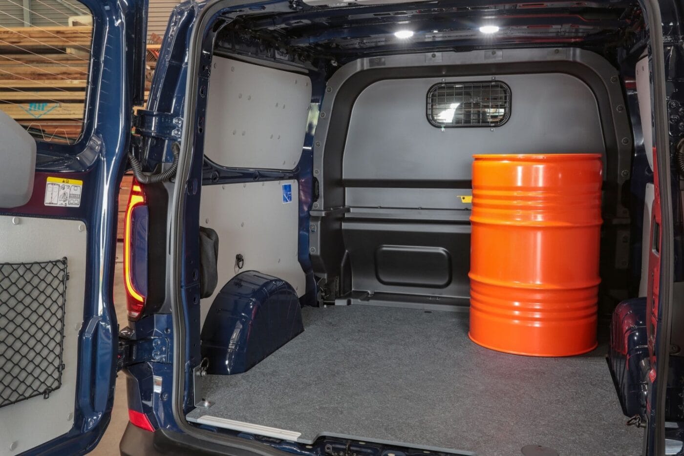 volkswagen transporter plus 2025 01 min