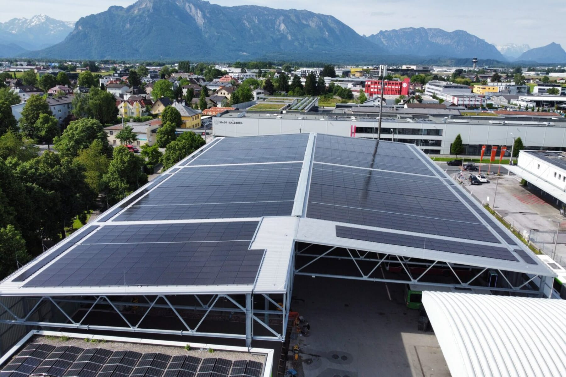 Albus-Salzburg-Solardach-liefert-PV-Strom-f-r-E-Busse