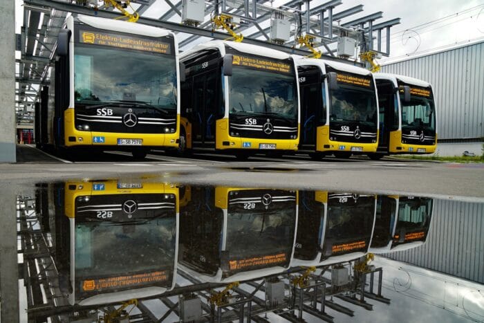 Daimler buses mercedes benz ecitaro ssb stuttgart elektrobus electric bus ladestation charging station hintergrund background min