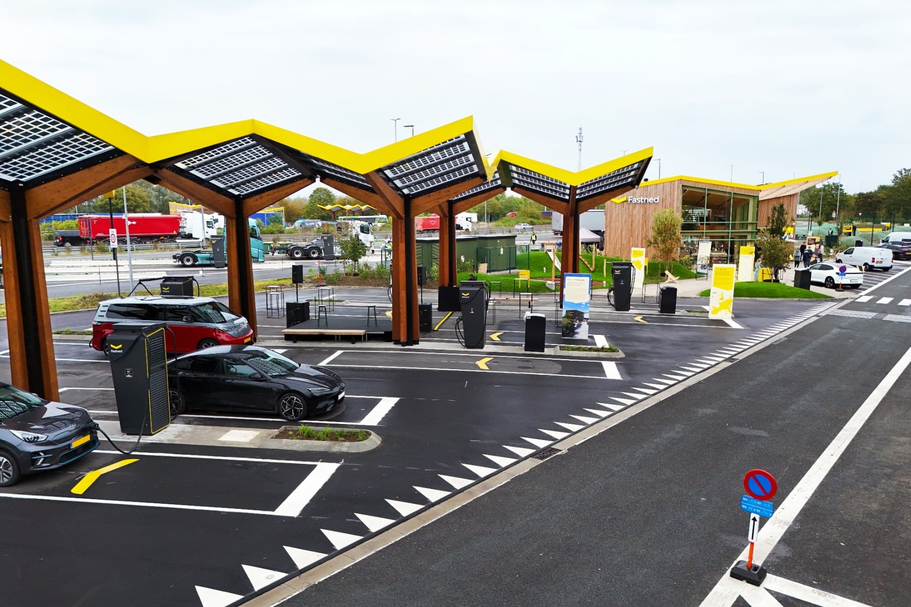 Fastned-weiht-Rastst-tte-der-Zukunft-f-r-E-Autos-ein
