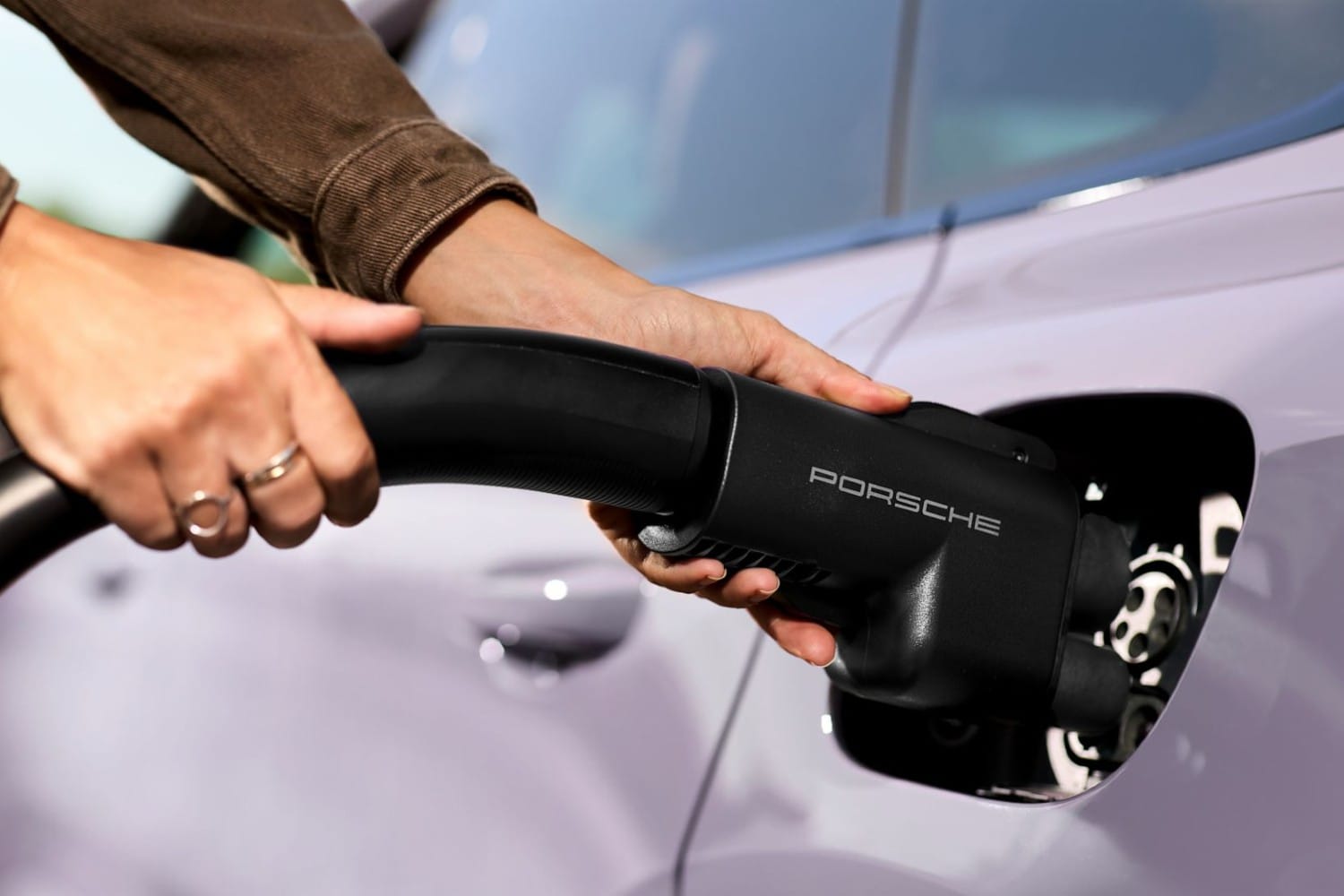 Adapter-erh-ltlich-Porsche-und-Audi-schaffen-Zugang-zu-NACS-Ladenetz