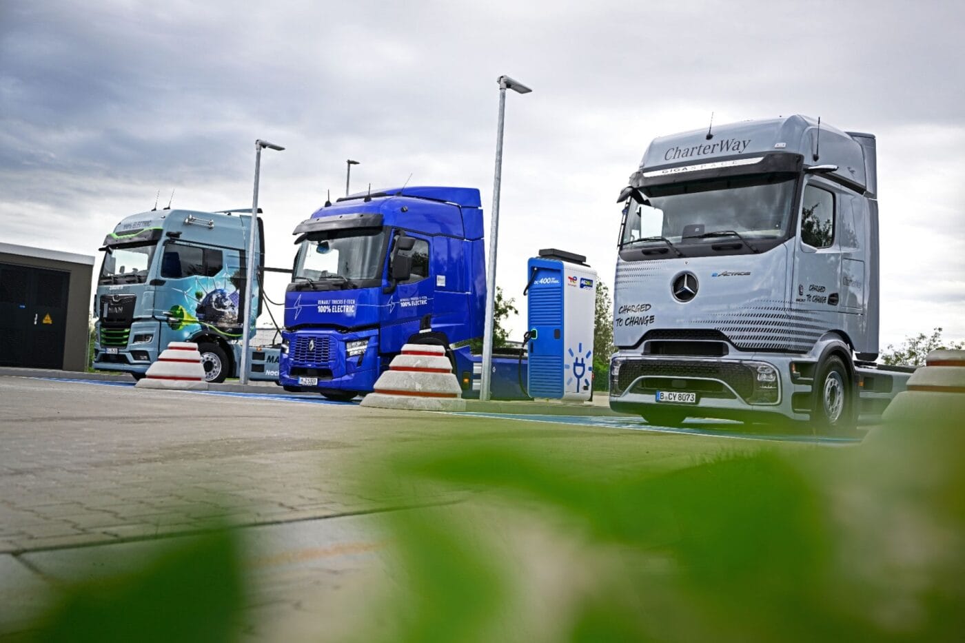 Totalenergies ladestation charging station flughafen ber e lkw electric trucks min