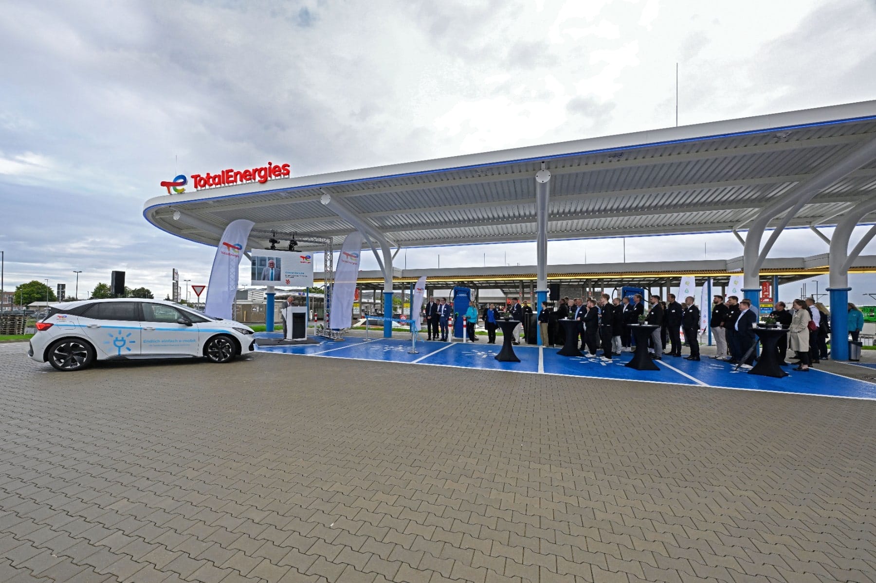 TotalEnergies-er-ffnet-am-BER-Ladepark-f-r-Pkw-und-Lkw