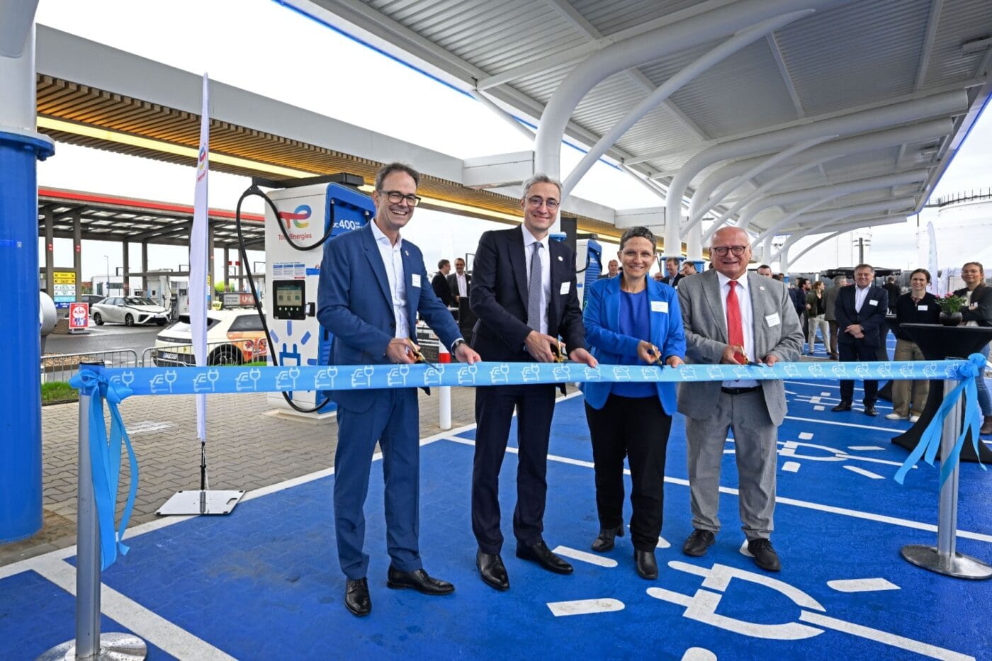 Totalenergies ladestation charging station flughafen ber min