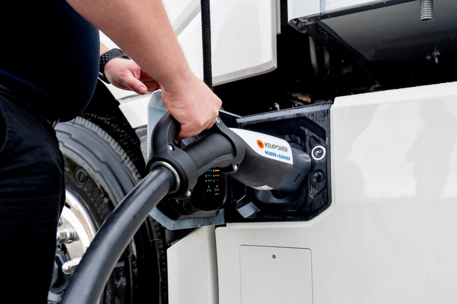 Gr-nes-Licht-aus-Br-ssel-f-r-E-Lkw-Ladeparks-an-deutschen-Autobahnen