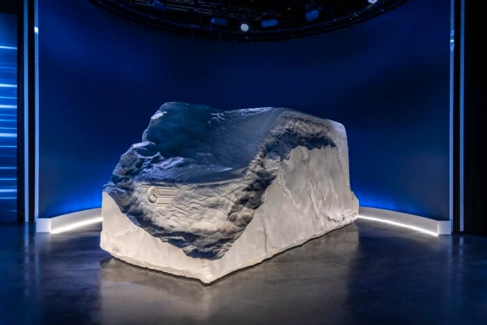 Mercedes sprinter skulptur the boulder