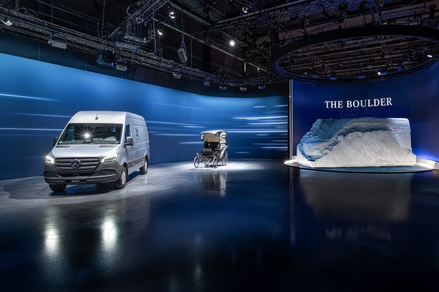 Mercedes sprinter skulptur the boulder