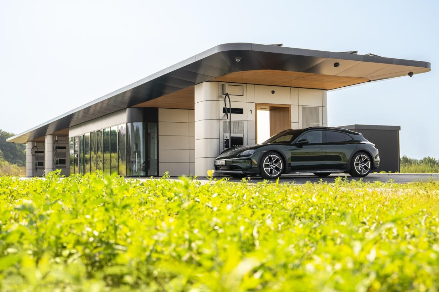 Taycan cross turismo porsche charging lounge nordheide ladestation