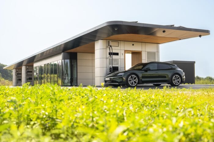 Taycan cross turismo porsche charging lounge nordheide ladestation