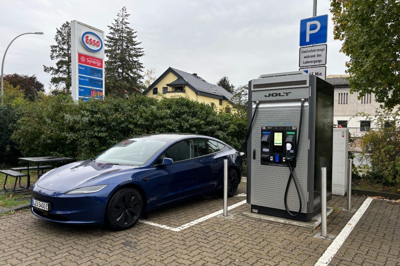 Tesla model jolt ladestation charging station esso min