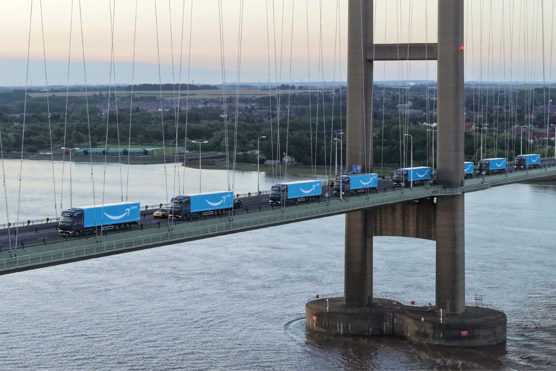 Amazon-nimmt-in-UK-erste-E-Lkw-aus-Daimler-Deal-entgegen