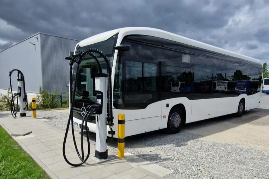 Daimler buses mercedes benz ecitaro elektrobus electric bus kvg lippe kempower ladestation charging station min
