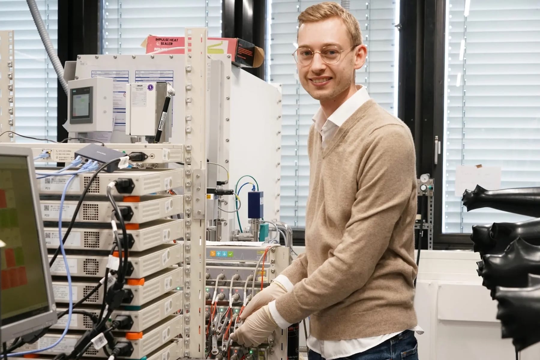 Gef-hrliche-Dendriten-wachsen-auch-im-Inneren-von-Festk-rperbatterien