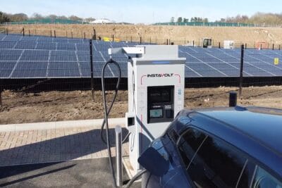 Instavolt ladestation mit pv anlage photovoltaik solaranlage