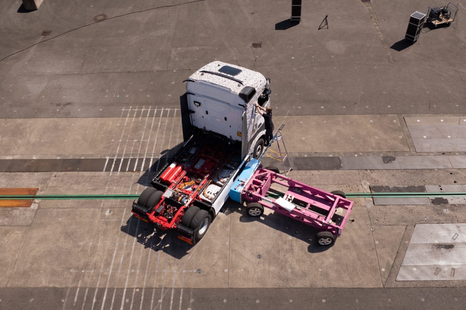 Daimler-Truck-E-Lkw-Batterie-soll-auch-bei-Seiten-Crashtests-heil-bleiben