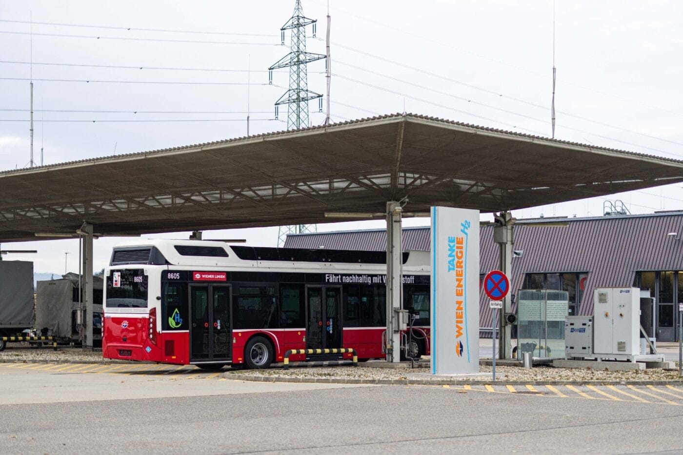 Toyota caetano h2 city gold brennstoffzellen bus fuel cell bus wiener linien h2 tankstelle hydrogen filling station oesterreich austria min