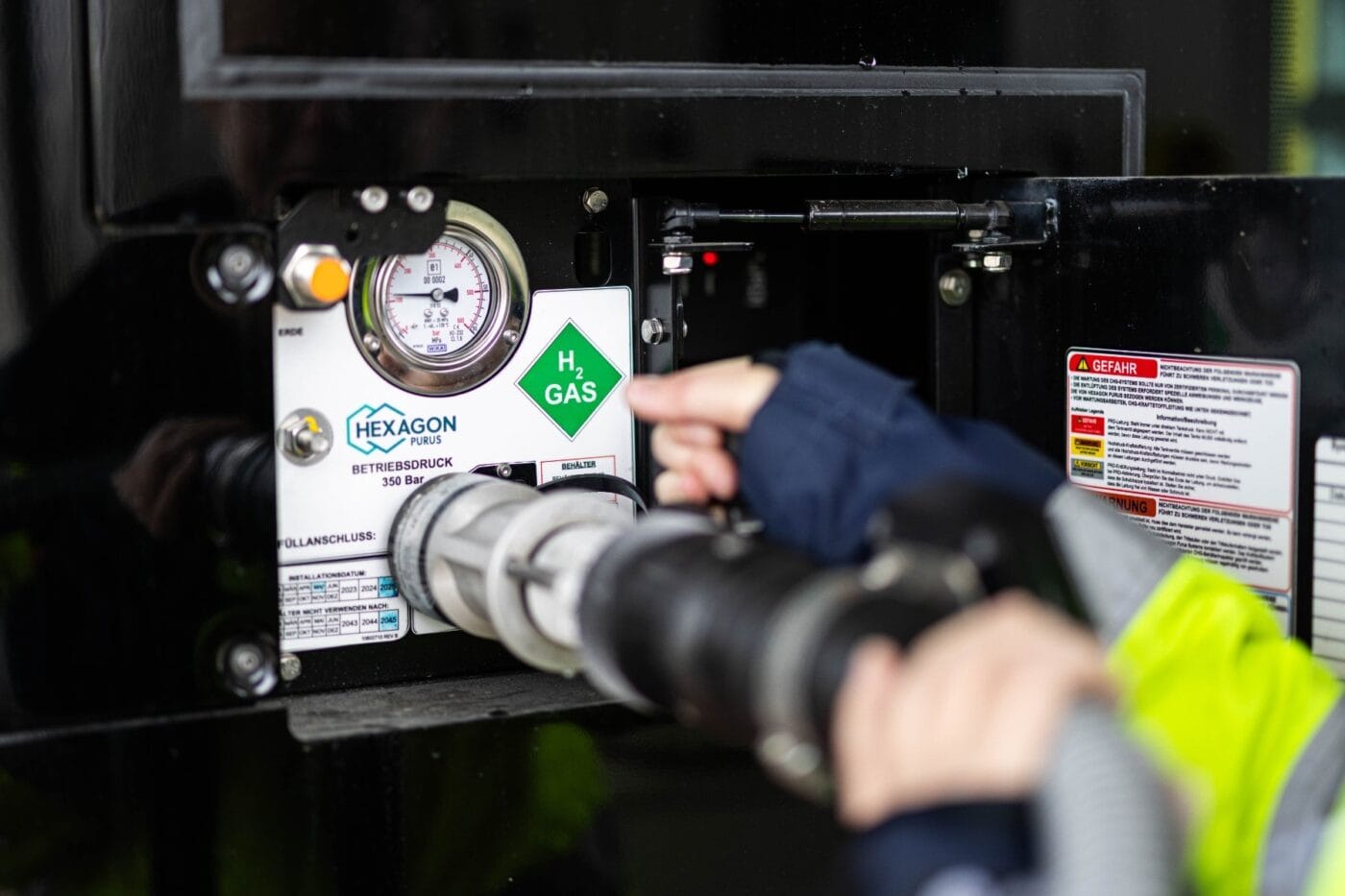 Toyota caetano h2 city gold brennstoffzellen bus fuel cell bus wiener linien h2 tankstelle hydrogen filling station oesterreich austria min