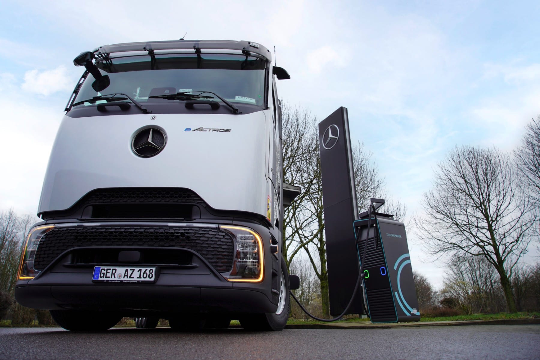 Halb-ffentliches-Lkw-Laden-Daimler-Truck-setzt-bei-TruckCharge-Netz-auf-Spirii-Software