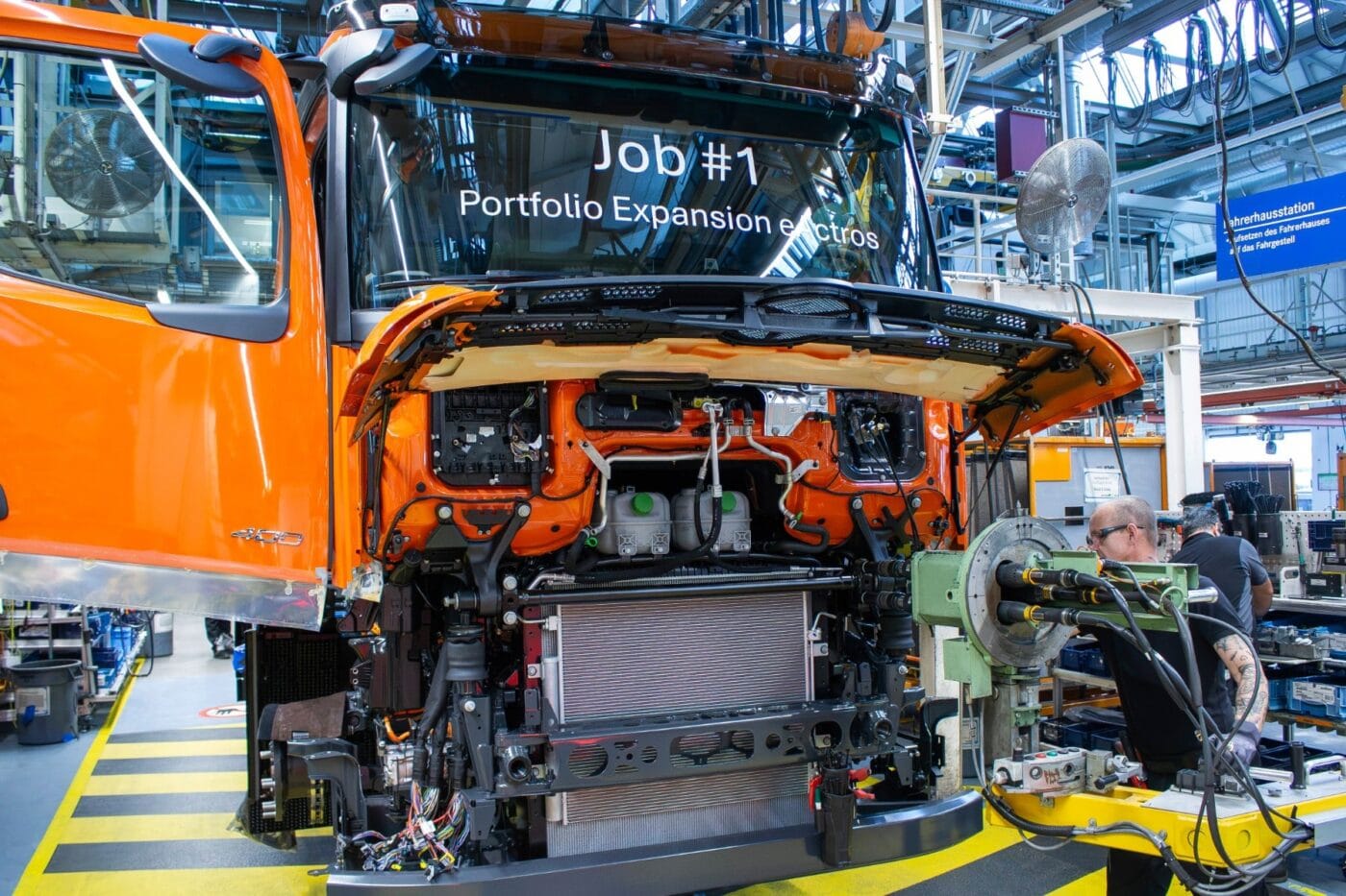 Daimler truck mercedes benz eactros e lkw electric truck produktion production min