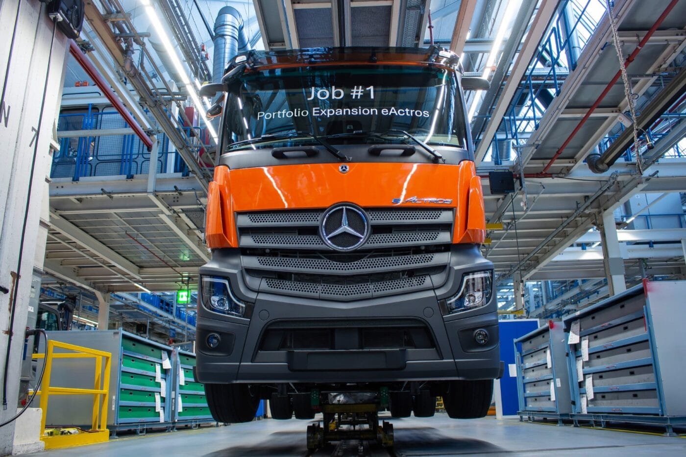 Daimler truck mercedes benz eactros e lkw electric truck produktion production min