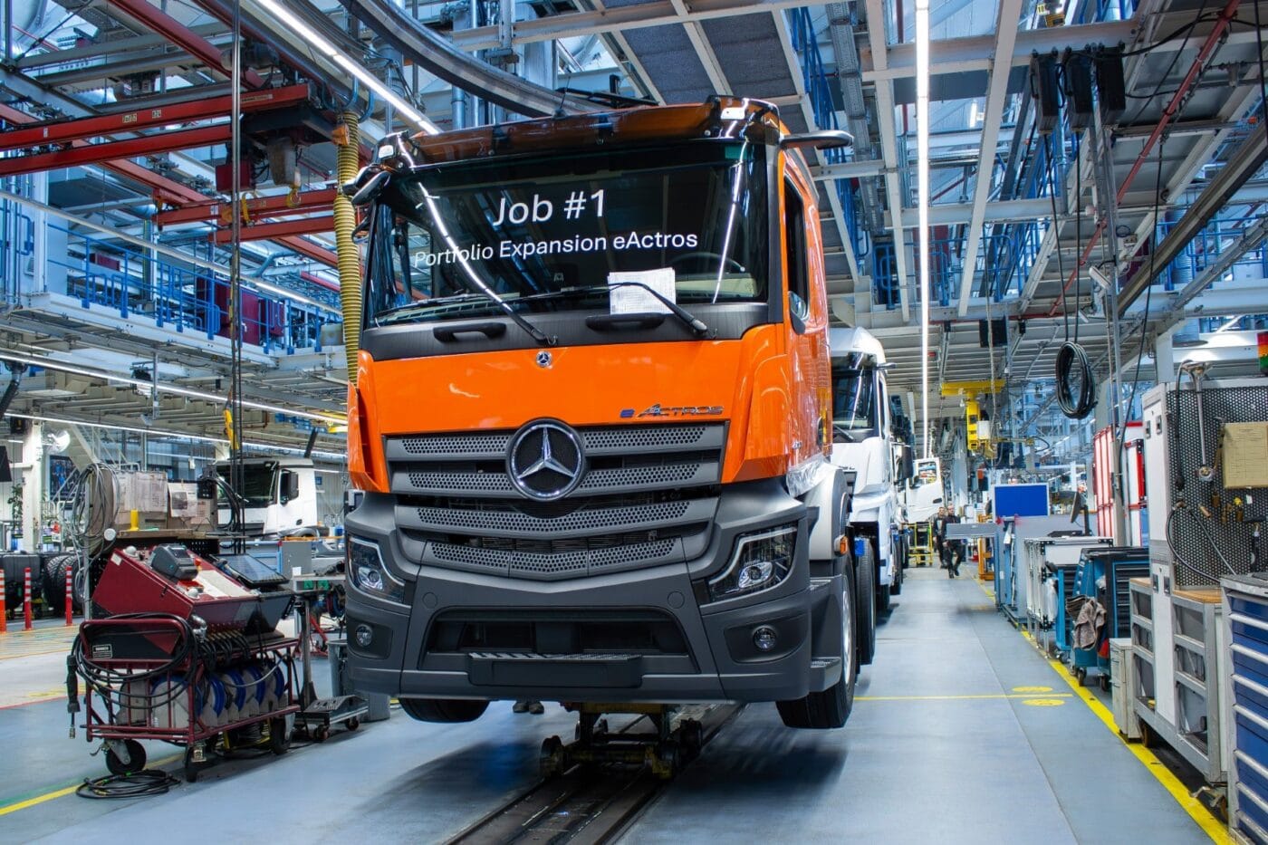Daimler truck mercedes benz eactros e lkw electric truck produktion production min