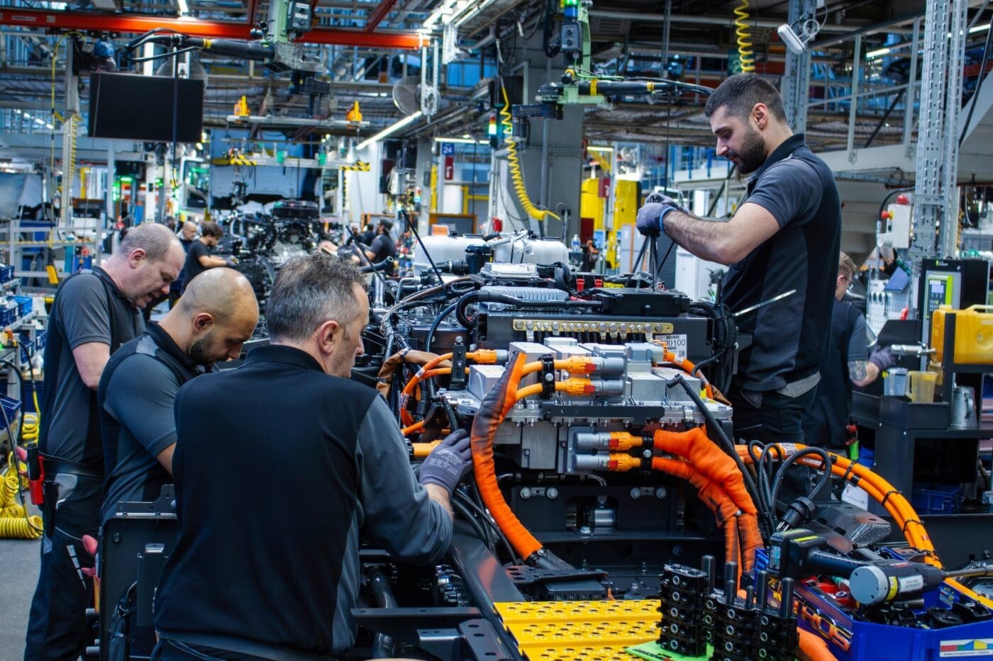 Daimler truck mercedes benz eactros e lkw electric truck produktion production min